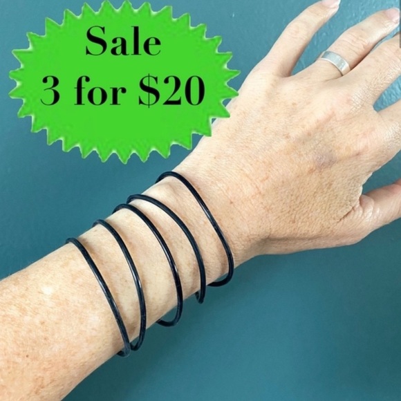 Hot Topic Black Rubber Gummy Bracelets 5 pc Silicone Jelly Wristbands 80s retro - Picture 1 of 10